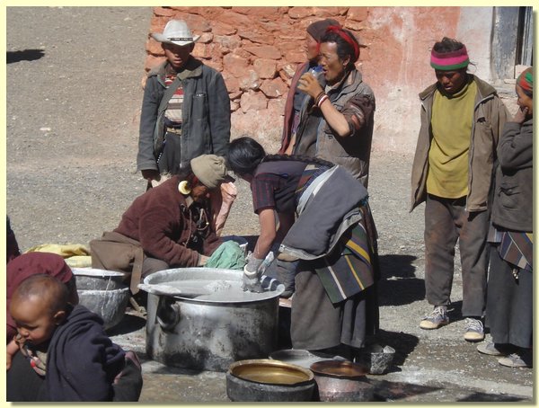 Die Tuenche fuer den Anstrich der Gompa wird geruehrt.JPG