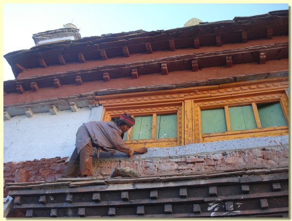 Ein Mann aus Saldang streicht die Gompa.JPG