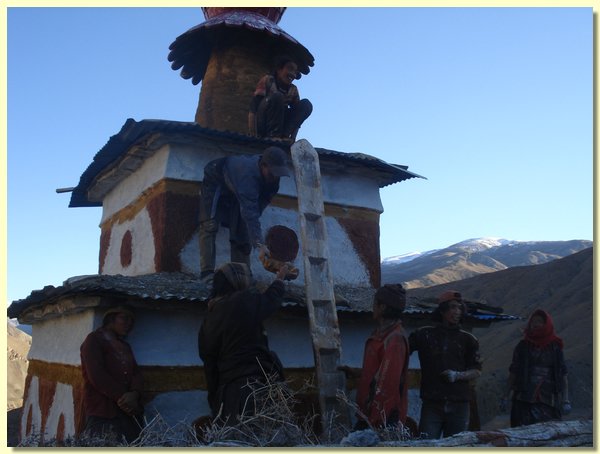 Ein neu gebauter Choerten in Yangcher Gompawird gestrichen.JPG