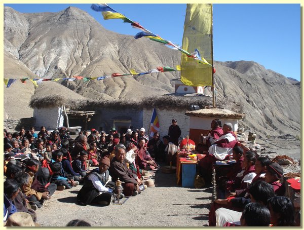 Eine Zeremonie vor der alten Gompa.JPG