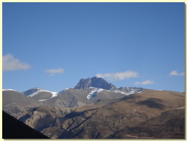 Fuer die Bewohner des Dorfes Bijer ist der Kupferberg ein heiliger Berg.JPG