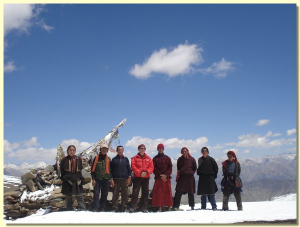 Karma Dhondup mit Bewohnern von Saldang am Pass nach Shey Gompa.JPG