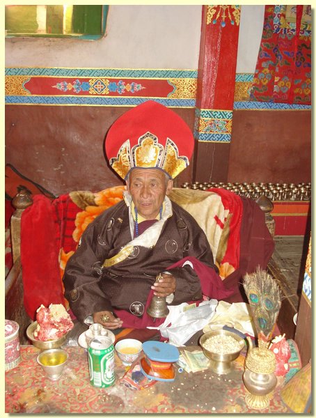Lama Tenzin bei einer Zeremonie.JPG