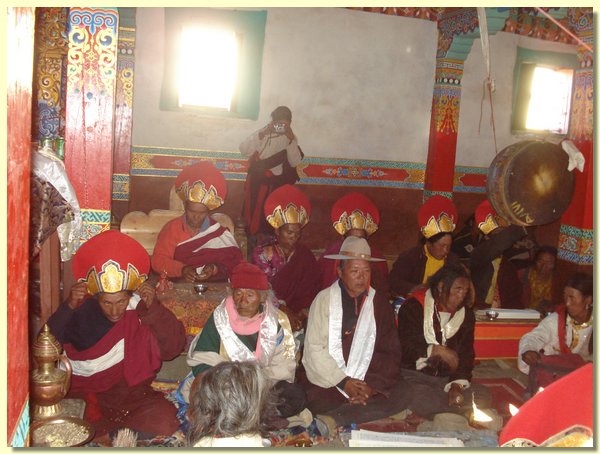 Lamas und Dorfaelteste in der Saldang Gompa.JPG