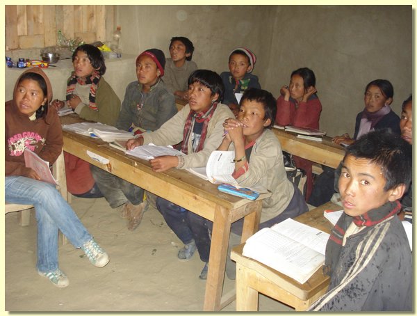 Miss Pema mit Schuelern der 6. Klassen.JPG