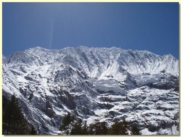 Neuschnee am Kanchiroba Massiv, das man auf dem Weg herauf vom Poksumdo See sieht.JPG