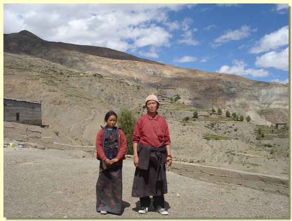 Pema Bhuti mit ihrem Vater.JPG