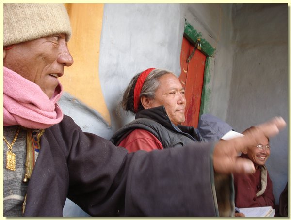 Pema Dhargye und Tashi Gyaltsen bei einer Sitzung des Schulkomitees.JPG