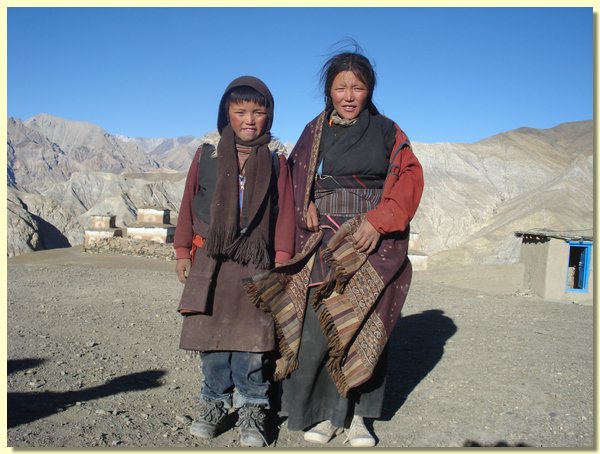 Pema Gyaltsen mit seiner Mutter.JPG