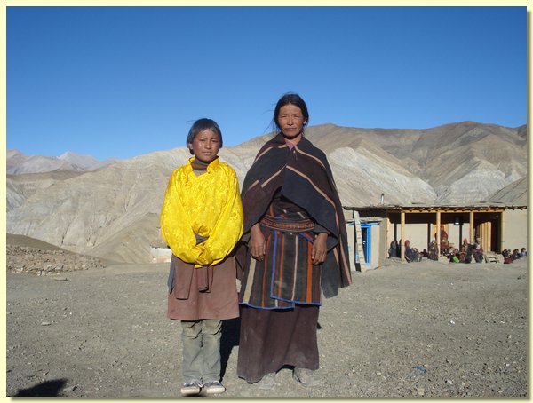 Phurba Tenzin mit seiner Mutter.JPG