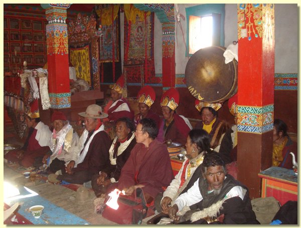 Praechtige Innenausstattung der Gompa.JPG