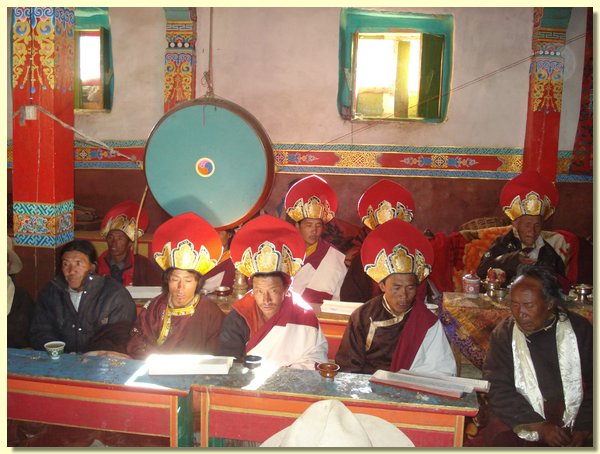 Rezitation heiliger Texte in der Gompa von Saldang.JPG