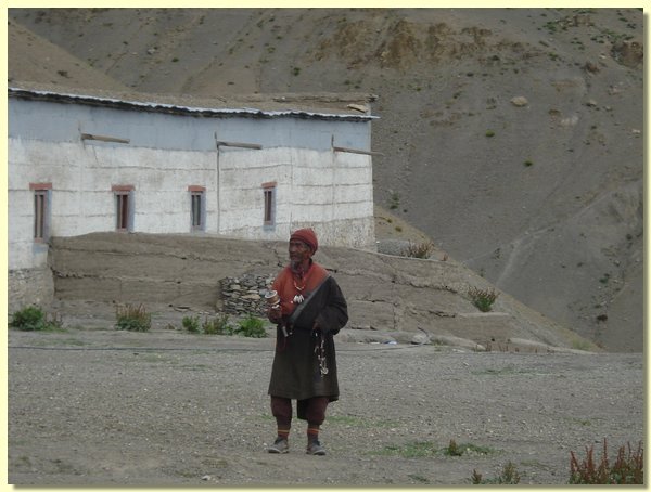 Tenzin Tsering macht eine Kora um ein heiliges Gebaeude.JPG