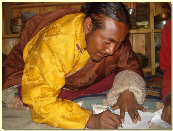 Tulku Tsewang Dorje schreibt.JPG