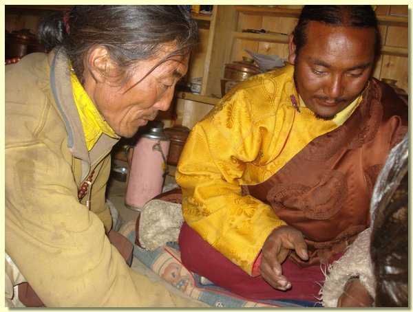 Tulku Tsewang Dorjee und Karma Tashi in der Amchi-Apotheke.JPG