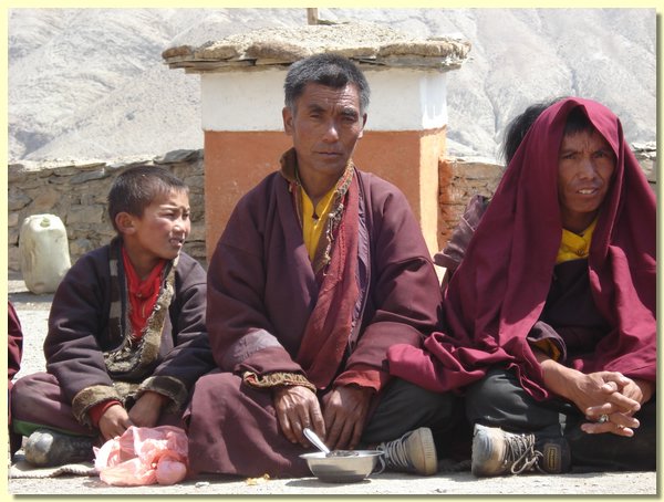 Vater und Sohn vor der Gompa.JPG