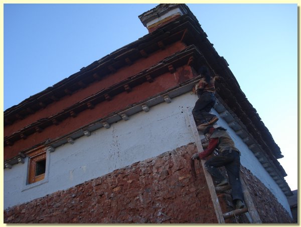Waghalsige Reparaturen an der Gompa.JPG