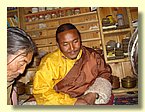 Der Amchi des Gompa von Saldang waltet seines Amtes.JPG