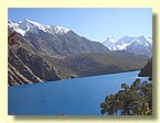 Der tiefblaue Poksumdo See, oberhalb dessen der Weg nach Saldang verlaeuft.JPG