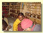 Die Amchi-Apotheke neben der Gompa, Lama Tsewang Dorje gibt tibetische Arznei aus.JPG