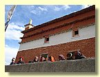 Die Dorfbewohner schauen von der Gompa-Mauer herab.JPG