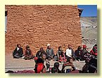 Die Dorfbewohner vor der neuen Gompa.JPG