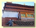 Die Gompa wird neu gestrichen.JPG