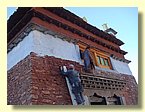Die Gompa wird verputzt und frisch getuencht.JPG