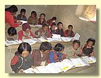Die Lehrerin Miss Nyingda und ihre Schuetzlinge.JPG