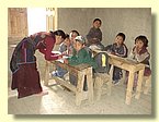 Die Lehrerin Pema Sangmo mit der ersten Klasse.JPG