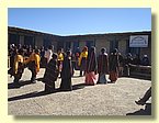 Die Schueler bei den Taenzen am Abschlussfest.JPG