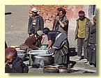 Die Tuenche fuer den Anstrich der Gompa wird geruehrt.JPG