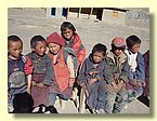 Die kleineren Schueler beteiligen sich nicht an der Abschlussfeier.JPG
