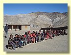Die kleineren Schueler schauen der Abschlussfeier zu.JPG