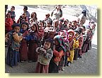 Die neuen Schueler treten zum Unterricht an.JPG
