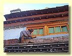 Ein Mann aus Saldang streicht die Gompa.JPG