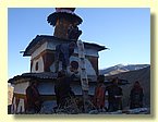 Ein neu gebauter Choerten in Yangcher Gompawird gestrichen.JPG