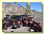 Eine Zeremonie vor der alten Gompa.JPG