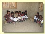 Kinderchen lesen im Klassenzimmer.JPG