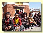 Klosterschueler vor der Gompa von Saldang.JPG