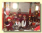 Lamas und Dorfaelteste in der Saldang Gompa.JPG