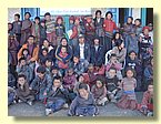 Lehrer und Schueler vor neuer Schule Detailsaufnahme.JPG