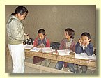 Lehrerin Lhakpa mit Schuelern der 4. Klasse.JPG