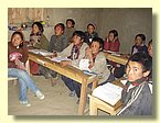 Miss Pema mit Schuelern der 6. Klassen.JPG