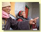 Pema Dhargye und Tashi Gyaltsen bei einer Sitzung des Schulkomitees.JPG