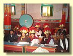 Rezitation heiliger Texte in der Gompa von Saldang.JPG