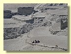 Saldang besteht aus Gehoeften, Terrassenfeldern und dazwischen Erosionsrinnen.JPG