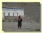 Tenzin Tsering macht eine Kora um ein heiliges Gebaeude.JPG