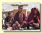 Vater und Sohn vor der Gompa.JPG