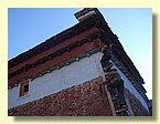 Waghalsige Reparaturen an der Gompa.JPG